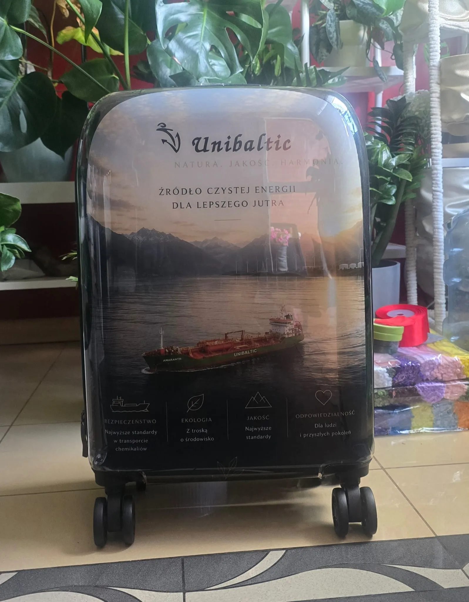 Walizka z nadrukiem marki Unibaltic — tankowiec na tle morza